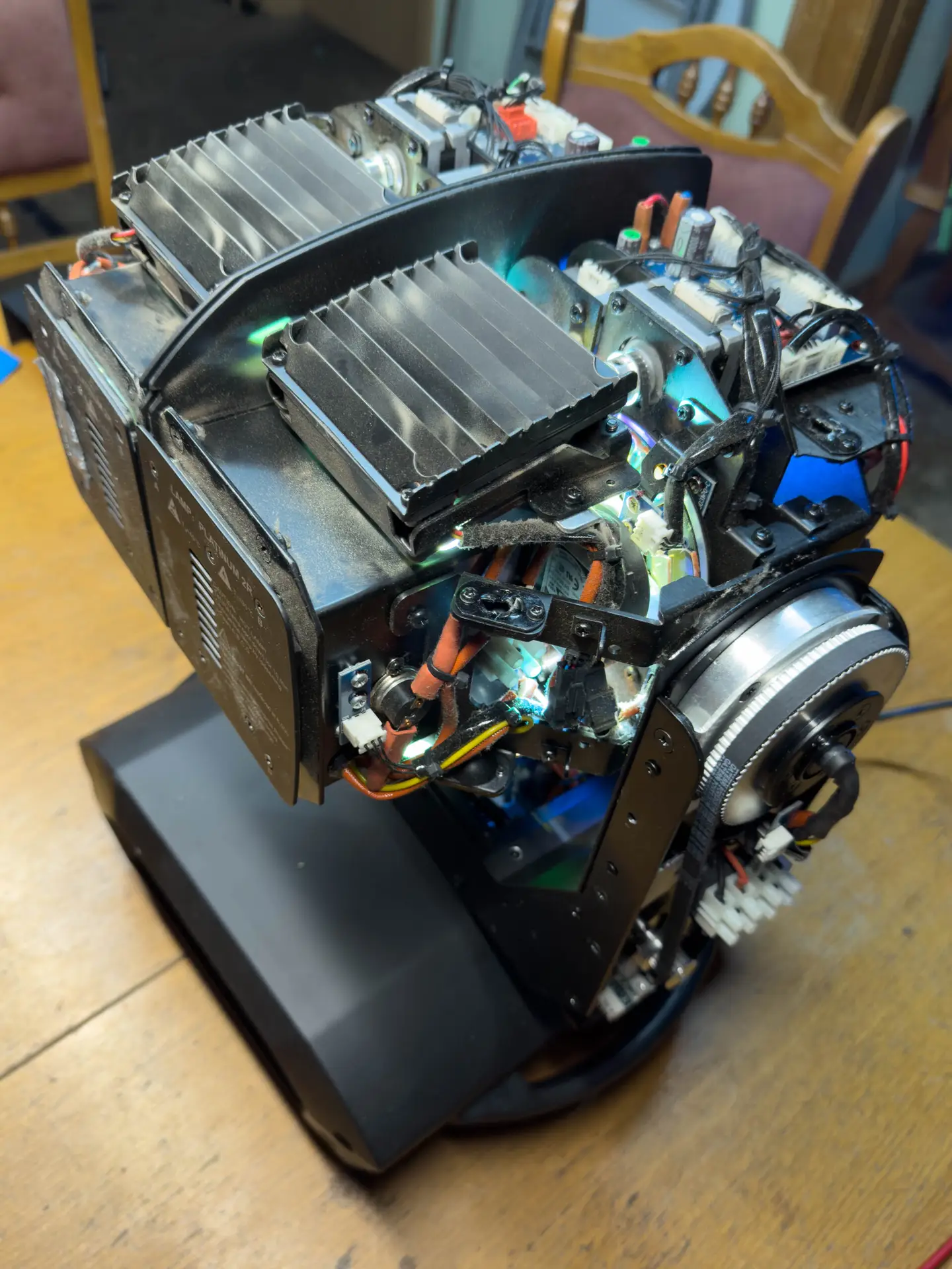 Geöffneter Moving-Head-Scheinwerfer bei der Reparatur