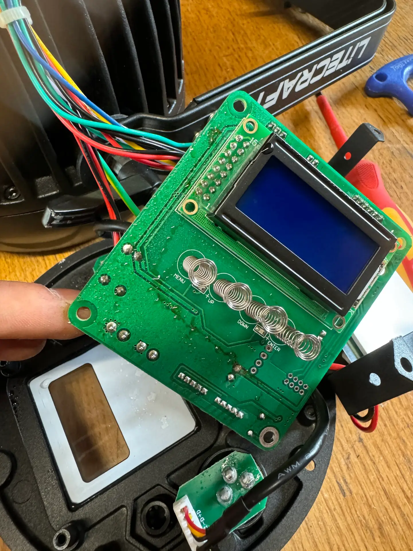 Reparierte Steuerplatine mit Display