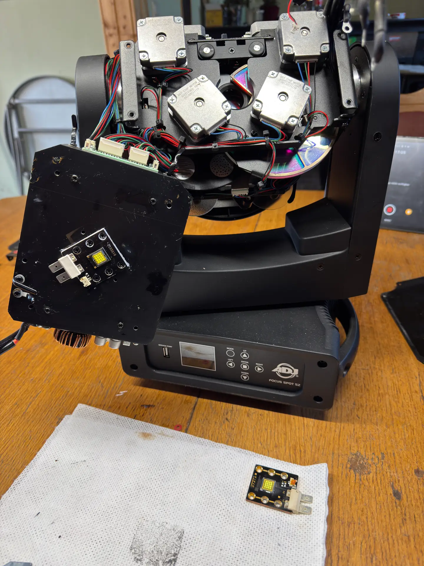 Reparatur eines LED-Scheinwerfers aus der Veranstaltungstechnik