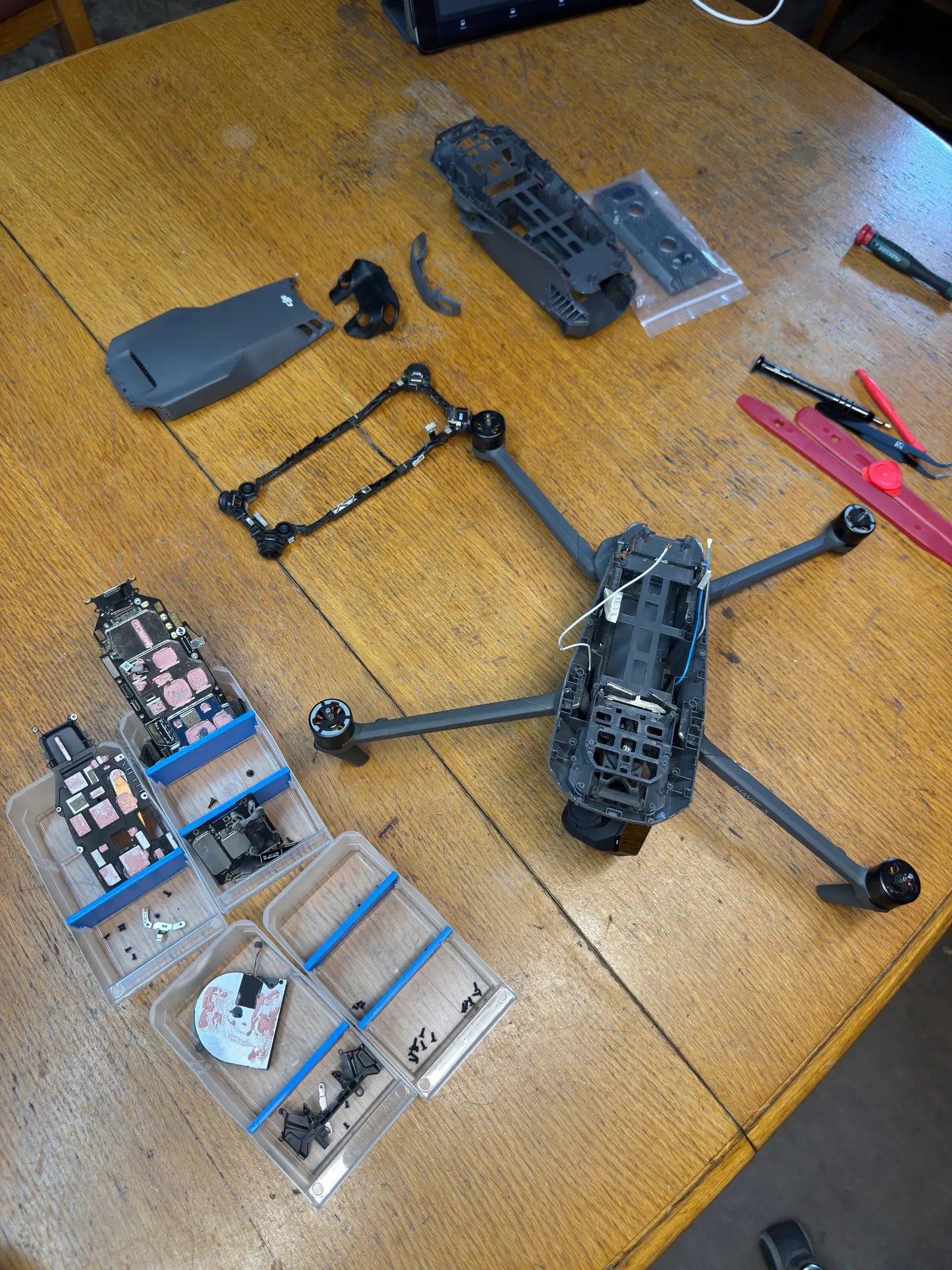 Zerlegte Drohne mit Ersatzteilen bei der Drohnenreparatur